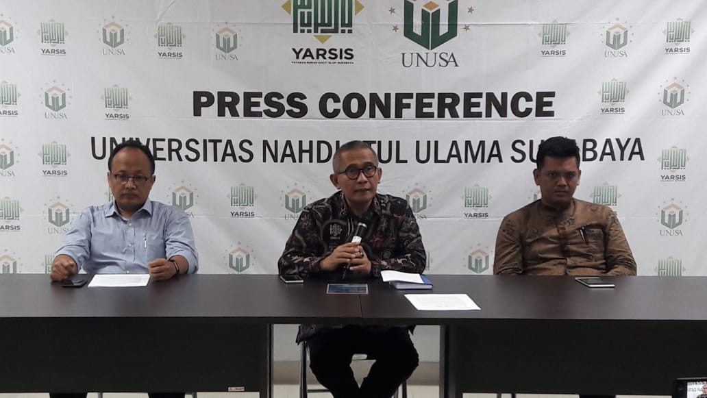 Prof. Achmad Jazidie (tengah)  sedang melakukan konferensi pers tentang Enplus Festival. (foto: istimewa) 