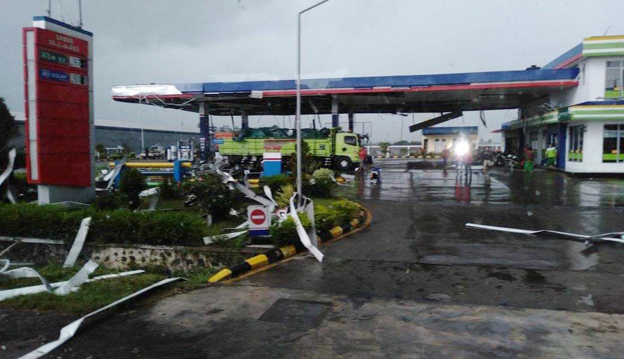 SPBU AKR di Jalan Raya Tongas yang sebagian atapnya diterbangkan angin puting beliung. (Foto: Istimewa/Ngopibareng.id)