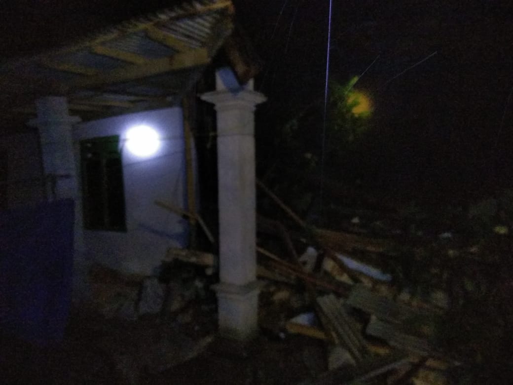 Salah satu rumah warga di Kecamatan Tugu tertinpa longsoran akibat hujan deras yang melanda Trenggalek, Rabu, 6 Maret 2019. (Foto: Netizen)
