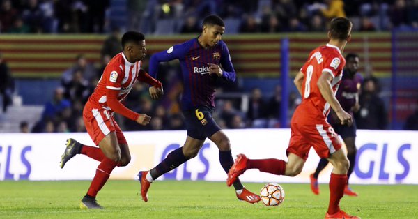 Barcelona gagal meraih gelar Supercopa de Catalunya setelah takluk 0-1 di tangan Girona. Pada laga ini pemain baru Barcelona yang dibeli dari Toulouse FC, Jean Clair Todibo menjalani debutnya. (Foto: Twitter/@FCBarcelona)