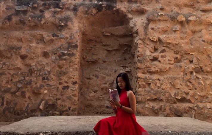 Famega Syavira Putri menuliskan perjalanan darat Indonesia-Afrika dalam buku berjudul Kelana. (Foto: Antara/Istimewa)	