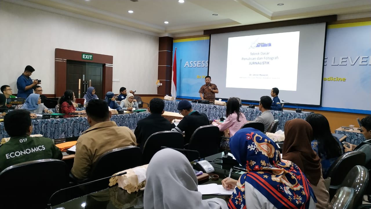 Puluhan mahasiswa lintas jurusan terlihat serius mendengarkan paparan materi tentang teknik penulisan,  yang disampaikan Imron Mawardi. (foto:istimewa)