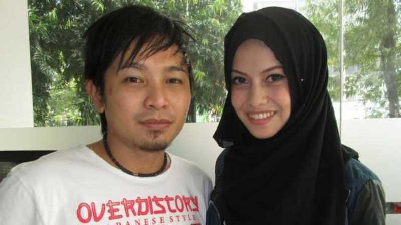 Zul, vokalis band Zivilia bersama sang istri, Retno Paradina.