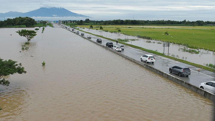 Susasana jalan tol Trans Jawa ruas Ngawi-Kertosono pada KM 603-604 yang terendam banjir di Desa Glonggong, Balerejo, Kabupaten Madiun, Jawa Timur, Kamis, 7 Maret 2019. Masalah pada sistem saluran air disinyalir menjadi salah satu penyebab jalan bebas hambatan itu terendam air setinggi 50 sentimeter saat Sungai Glonggong meluap. (Foto: Antara/Siswowidodo)