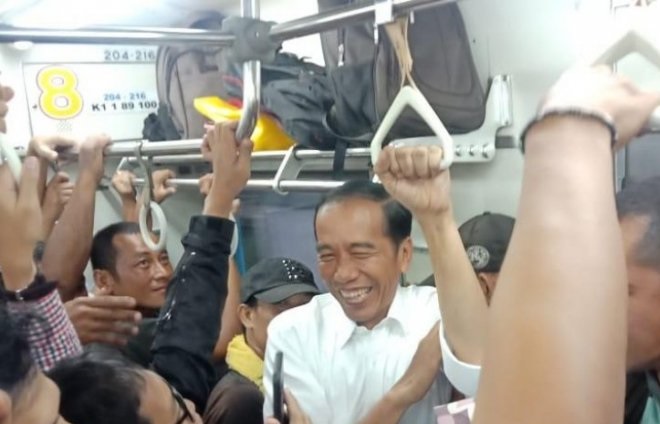 Presiden Joko Widodo saat berada dalam KRL "Commuter Line" dari Stasiun Tanjung Barat menuju Stasiun Bogor pada Rabu 6 Maret 2019. (Istimewa) (Foto: Antara)