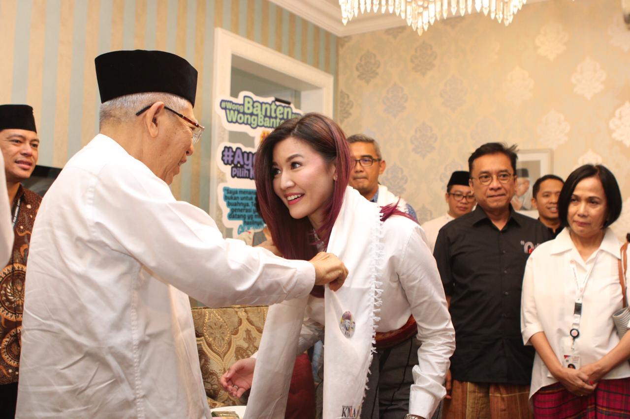 Calon Wakil Presiden Ma'ruf Amin mengalungkan sorban kepada perwakilan selebritis milenial. (Foto: Istimewa)