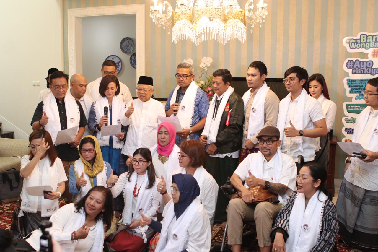 Para selebritis milenial berfoto bersama dengan Calon Wakil Presiden Ma'ruf Amin (Foto: Istimewa)