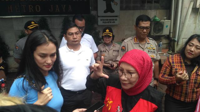 Atiqah Hasiholan bersama sang ibu, Ratna Sarumpaet.