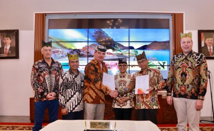 Direktur Utama INKA Budi Noviantoro, Bupati Banyuwangi Abdullah Azwar Anas dan Chairman Staer Rail Group, Peter Spuhler foti bersama di Banyuwangi. Jumat 8 Maret 2019. (Foto: Antara/Istimewa)