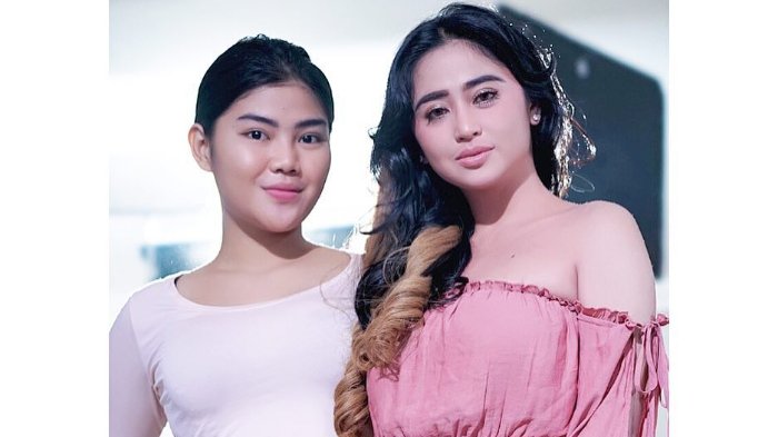 Rosa Meldianti bersama tantenya, pedangdut Dewi Perssik, sebelum keduanya terlibat perseteruan.