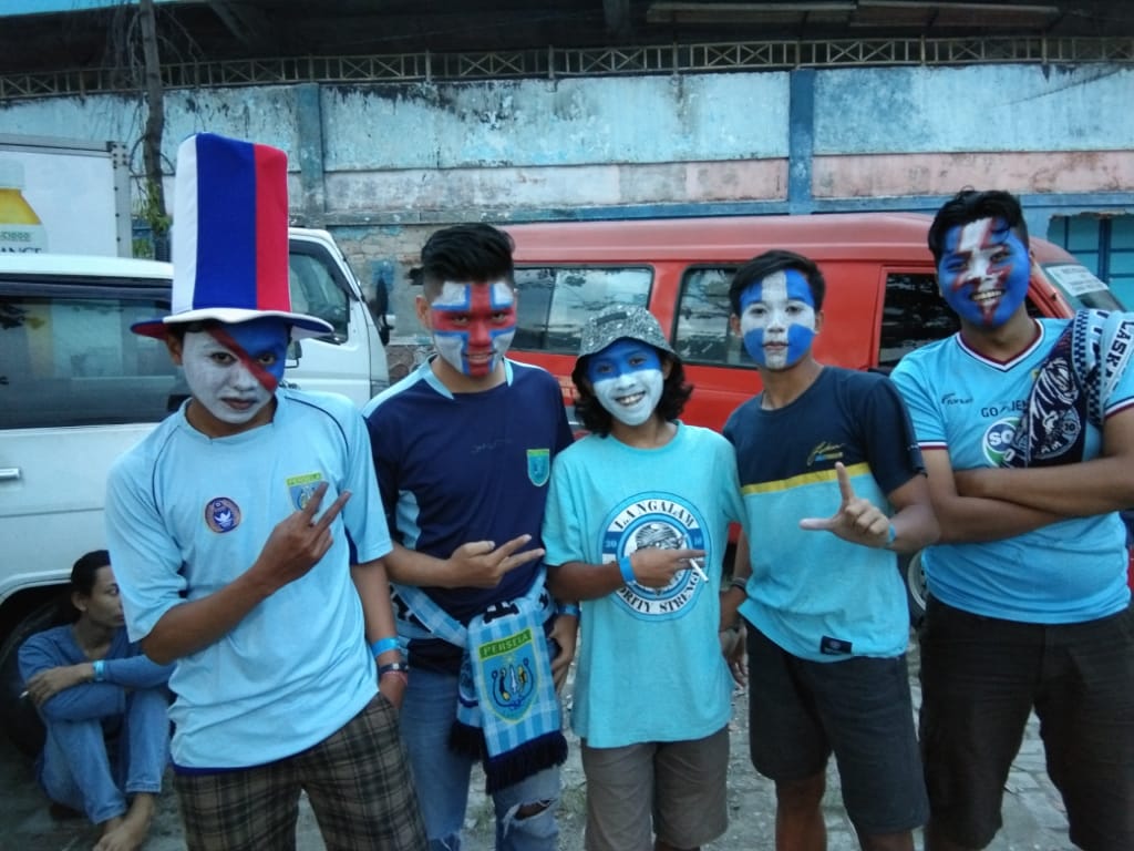 Suporter Persela yang tergabung dalam LA Mania Ngalam (Foto: Istimewa)