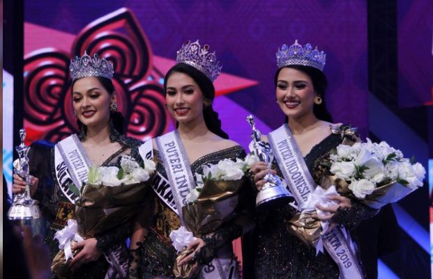 Frederika Alexis Puteri Indonesia 2019 (tengah) bersama Runner Up 1 Jolene Marie Cholock-Rotinsulu dari Sulawesi Utara dan  Runner Up 2 Puteri Indonesia 2019 Jesica Fitriana Martasari perwakilan Jawa Barat.