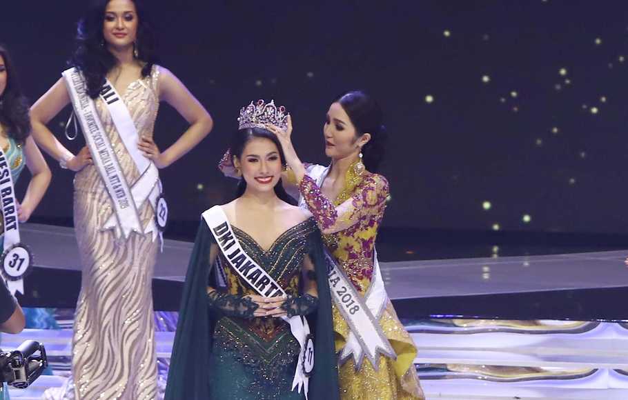 Puteri Indonesia 2018 Sonia Fergina Citra menyerahkan mahkota ke Puteri Indonesia 2019 Frederika Alexis Cull.