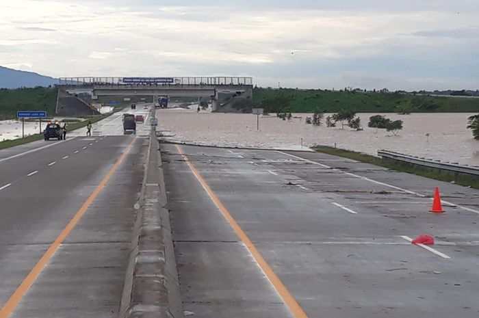 Tol kebanjiran, kubu oposisi langsung melempar kritik pedas.