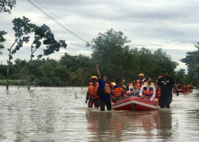  Gubernur Jatim Khofifah Indar Parawansa saat meninjau Desa Jeruk, Kecamatan Balerejo, Kabupaten Madiun yang terdampak banjir, Kamis 7 Maret 2019. (Foto: Antara/Fiqih Arfani)