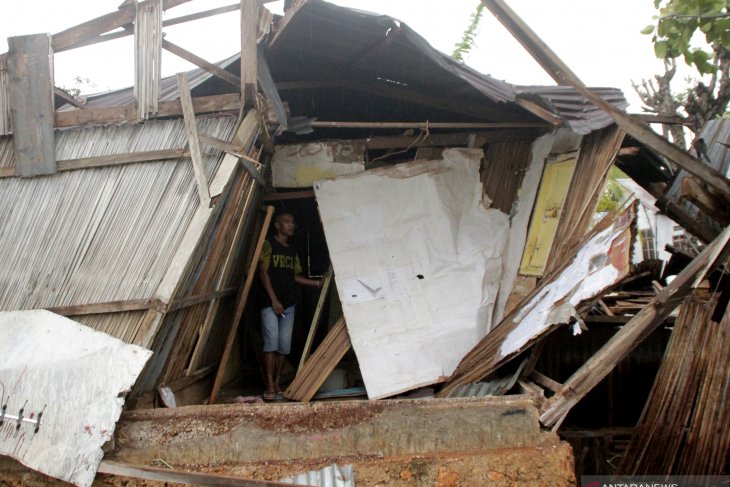 Rumah rusak akibat puting beliung di Kupang. (Foto: antara)