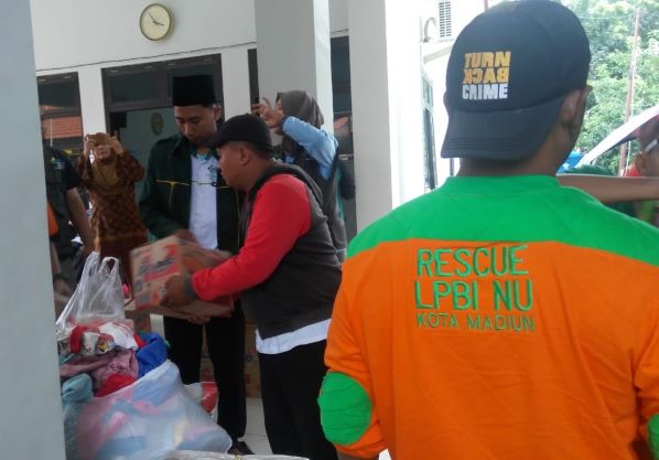 Relawan NU di lokasi banjir di Madiun. (Foto: nu for ngopibareng.id)