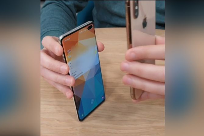 Screenshot Samsung Galaxy S10 Plus diretas face unlock-nya menggunakan foto dari smartphone lain. (Instagram/SmartWorld.it)