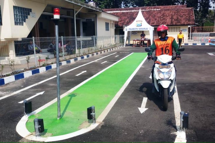  Ujian praktik pembuatan surat izin mengemudi (SIM) untuk kendaraan roda dua di Polresta Sidoarjo, Jatim, Senin 11 Maret 2019. (Foto: Antara/Indra)