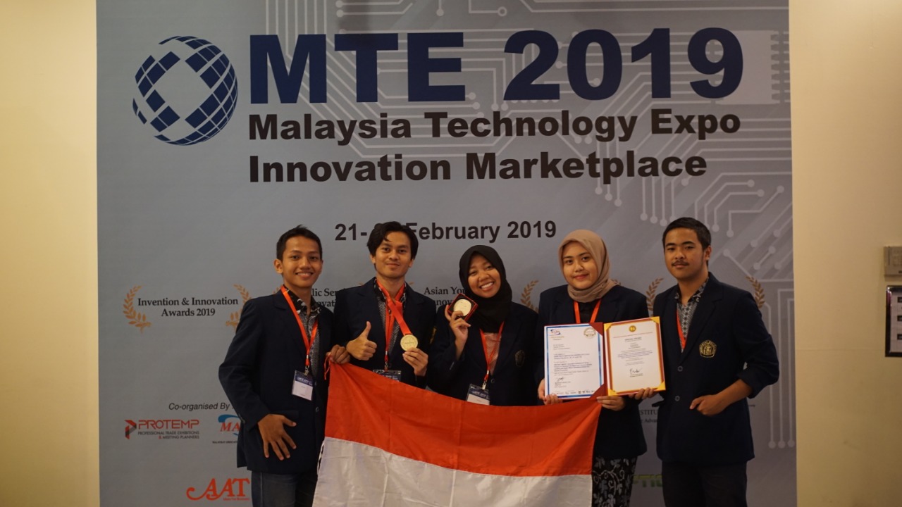 Lima Mahasiswa UB dalam ajang Malaysia Technology Expo Innovation Marketplace.
