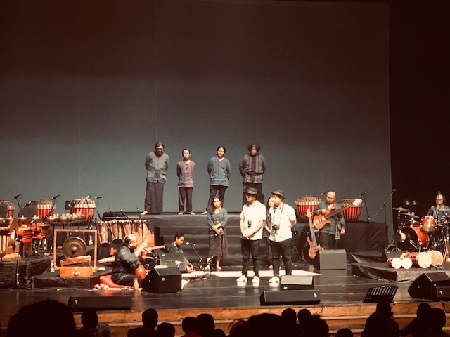 Konser musik dengan setting panggung teater.