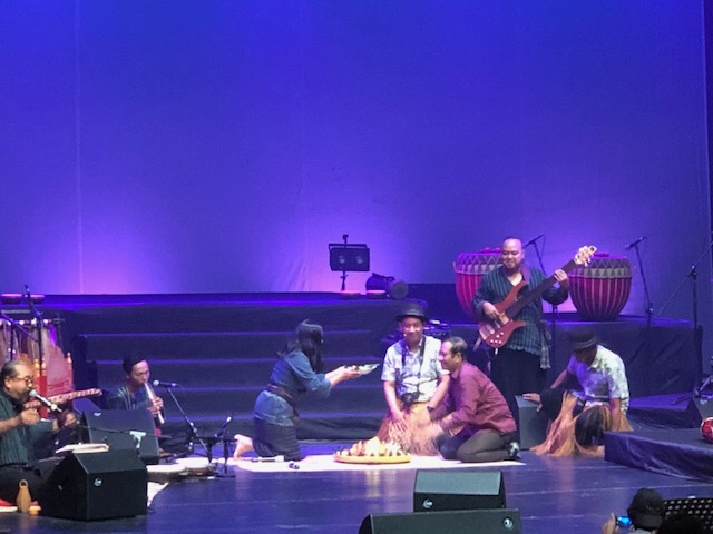 Mahfudz MD memotong tumpeng di tengah Konser Sesaji Nagari.