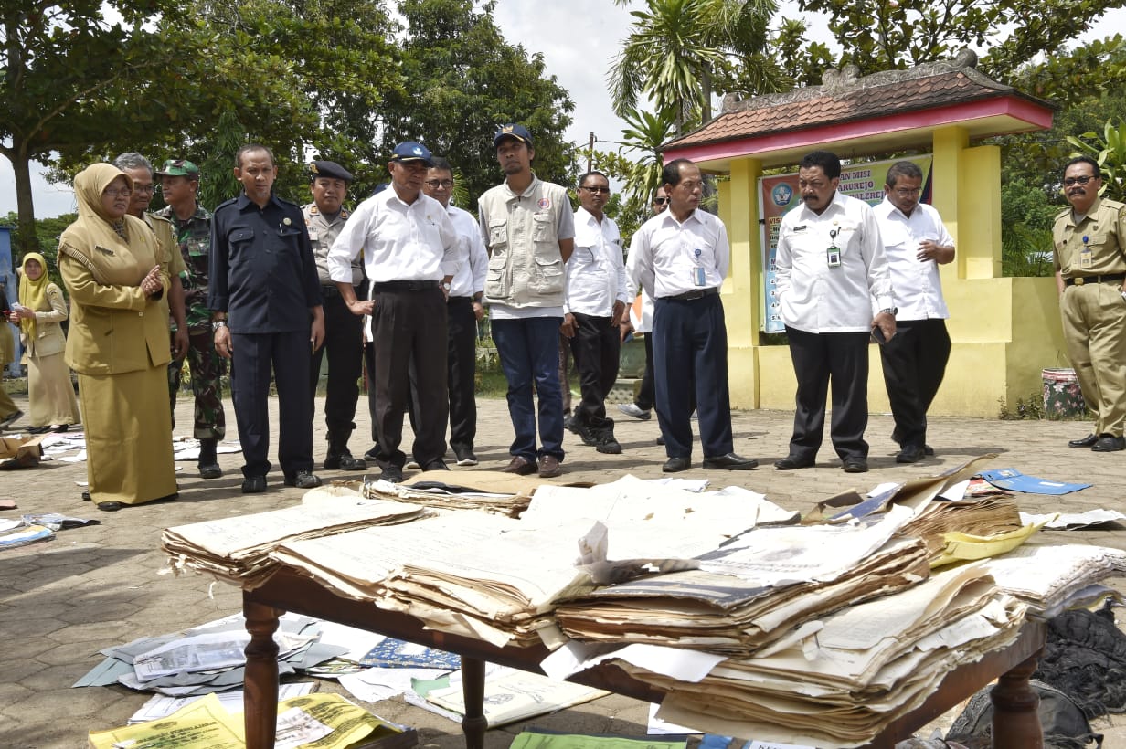 Mendikbud Muhadjir Effendy meninjau beberapa sekolah di Kabupaten Madiun, Jawa Timur,  yang terdampak banjir. (Foto: BKLM Kemdikbud)