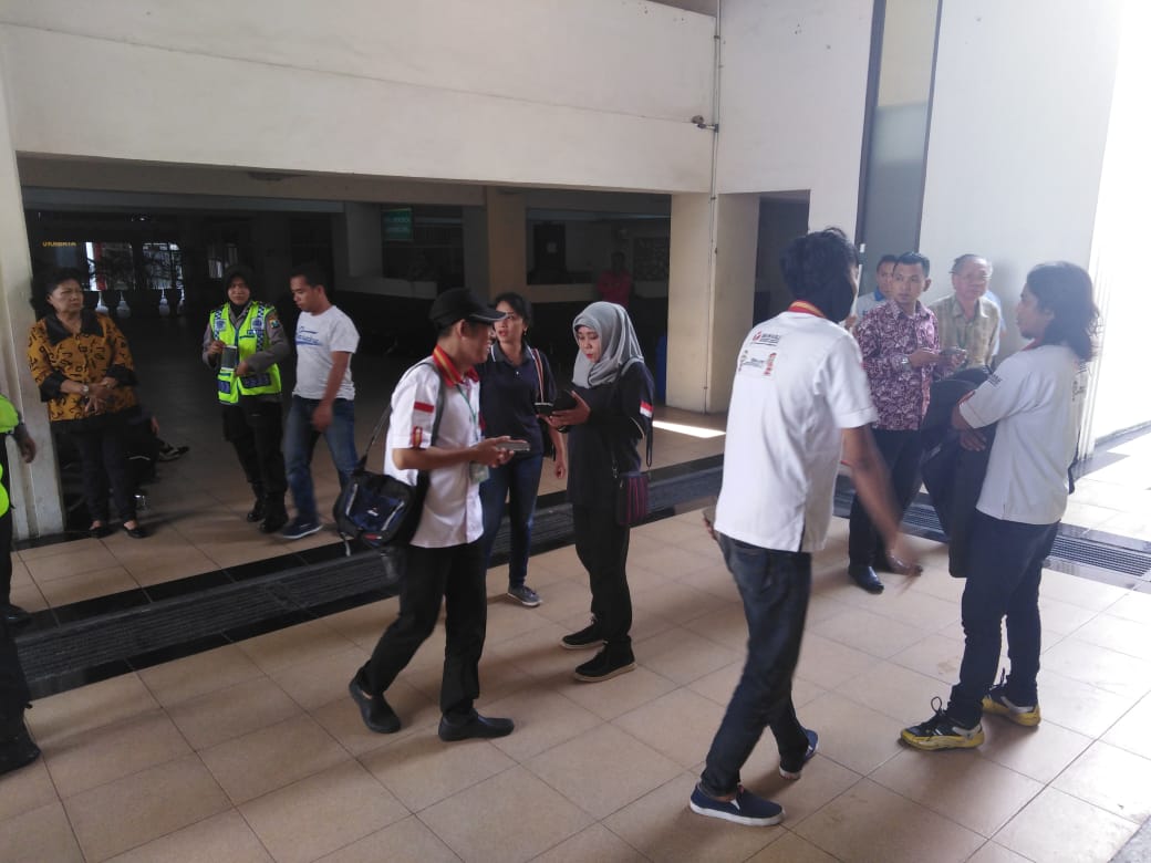 Petugas panitia pengawas pemilihan pantau sidang Ahmad Dhani. (Foto: Farid/ngopibareng.id)