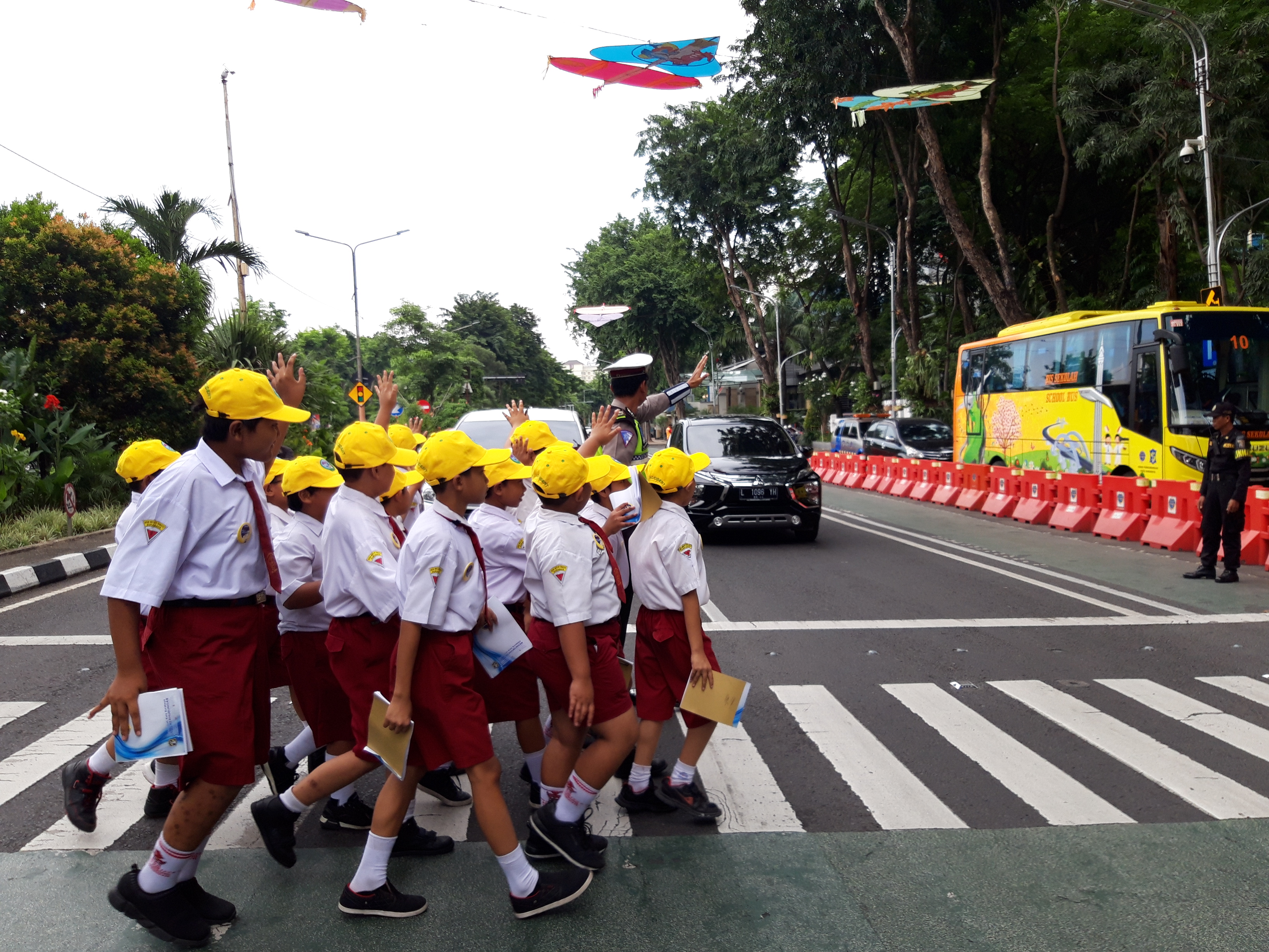 Siswa SDN Mojo VIII pratek menyebrang di PCTL Taman Bungkul Surabaya. (Foto: istimewa)