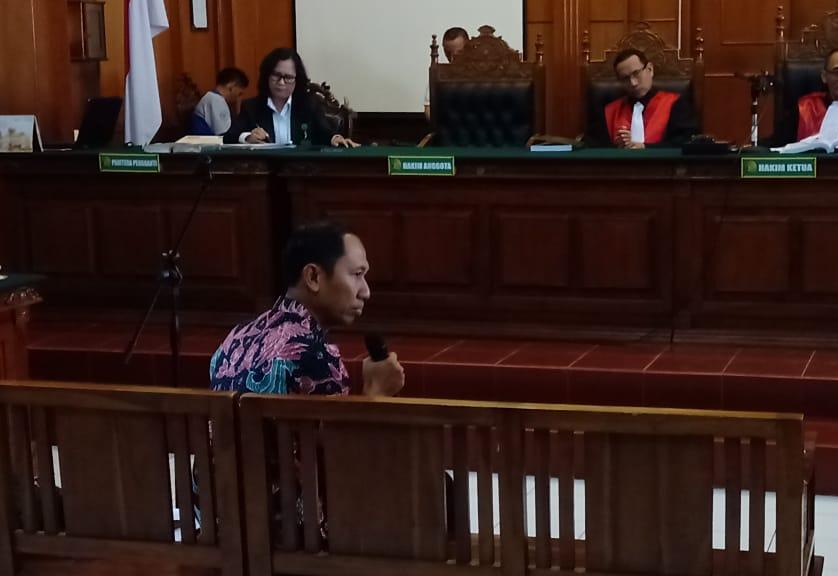 Saksi ahli bahasa yang dihadirkan oleh Jaksa Penuntut Umum dalam sidang kasus pencemaran nama baik yang diduga dilakukan oleh Ahmad Dhani, Selasa, 12 Maret 2018. (Foto: farid/ngopibareng.id)