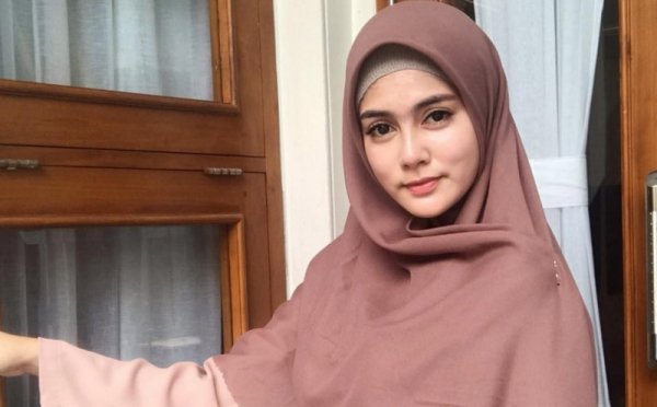 Bibi Alrean memantapkan diri untuk berhijab