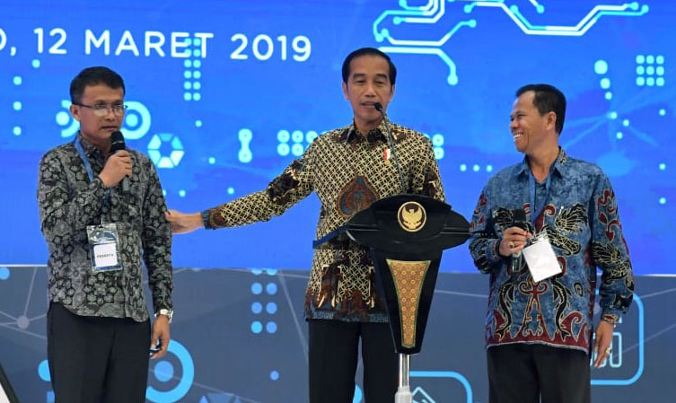 Presiden Jokowi saat berbincang dengan peserta rapat kerja.