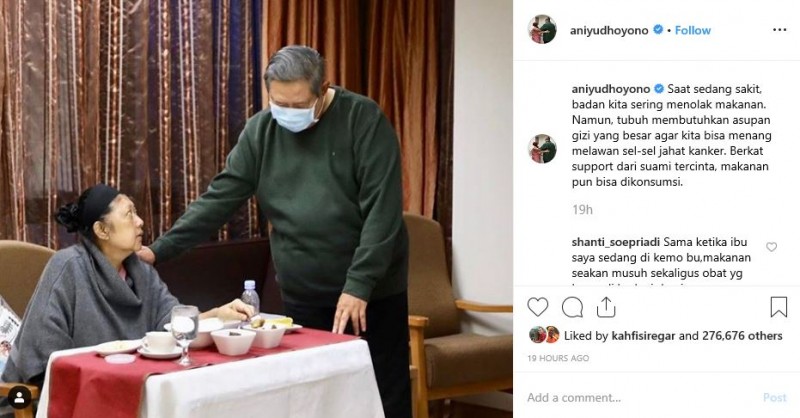 SBY memegang pundak istrinya. Ia seperti tengah merayu Ani Yudhoyono agar mau makan