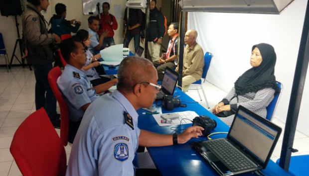 Proses pengurusan paspor di kantor imigrasi. (Foto: dok/antara)