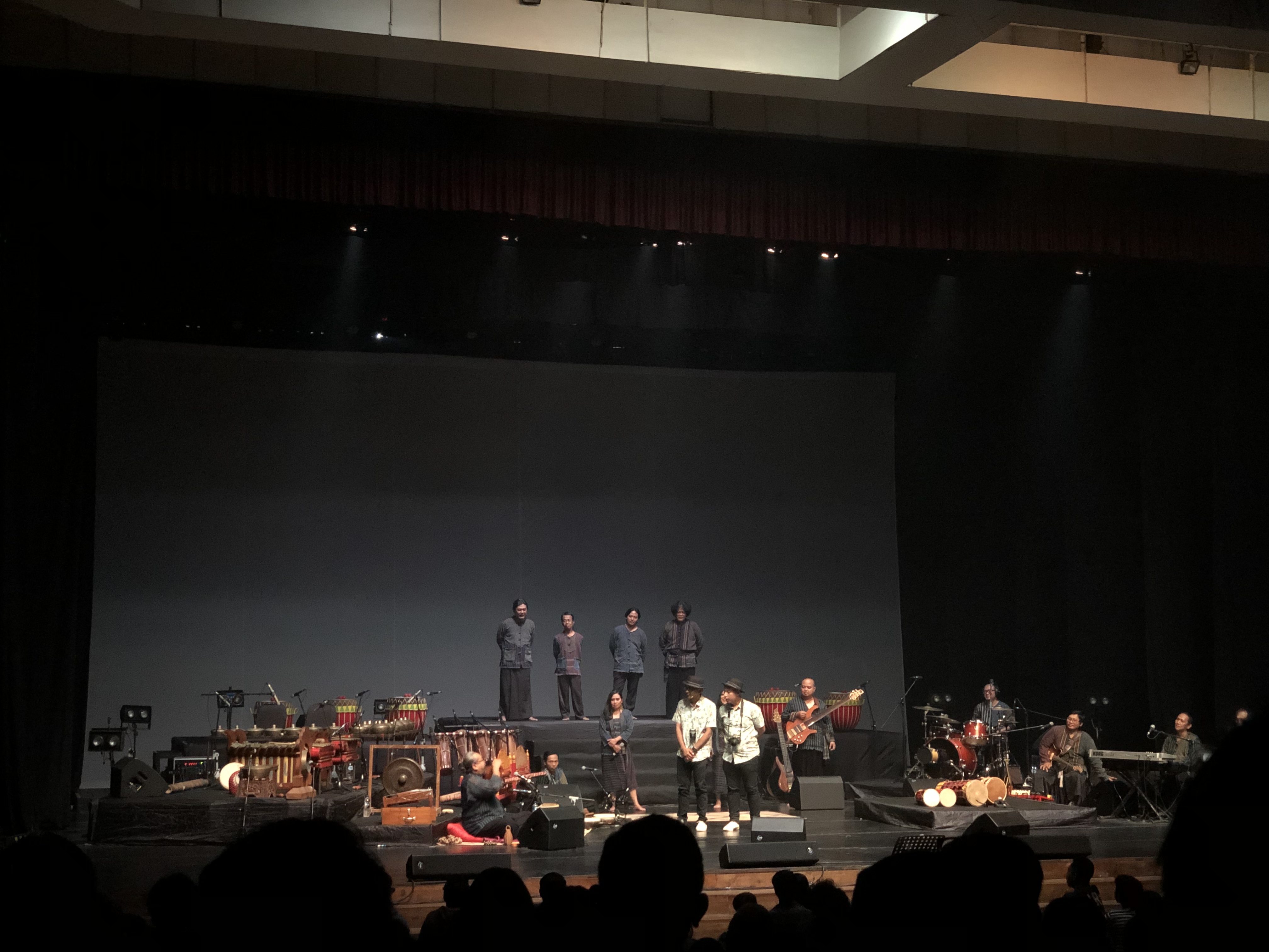 Konser Sesaji Nagari tempat munculnya teori klotekan. (Foto Arif Afandi/ngopibareng.id)