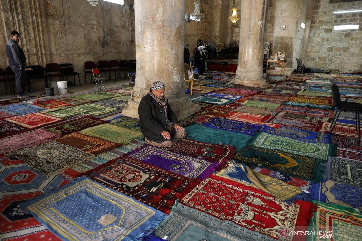 Muslim Palestina sembahyang di dalam Golden Gate (Gerbang Emas) dekat Masjid Al Aqsa di kota tua Yerusalem, Kamis (7/3/2019). (Foto: Antara/Reuters/Ammar Awad)