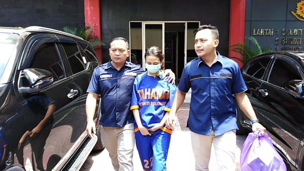 Vanessa Angel usai dijenguk Feby Febiola, di Mapolda Jatim, Rabu 13 Maret 2019. (Foto: Farid/ngopibareng.id) 