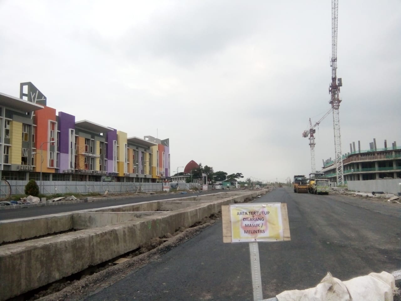 Jalan MERR II depan Puri Mas yang masih dalam pengerjaan. (Foto: Andi/Ngopibareng.id)