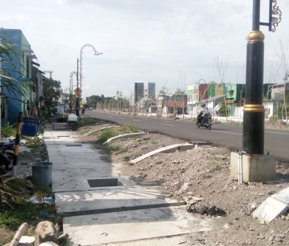 Rumah di pinggir Jalan MERR II yang mepet dengan jalan. (Foto: Andi/ngopibareng.id)