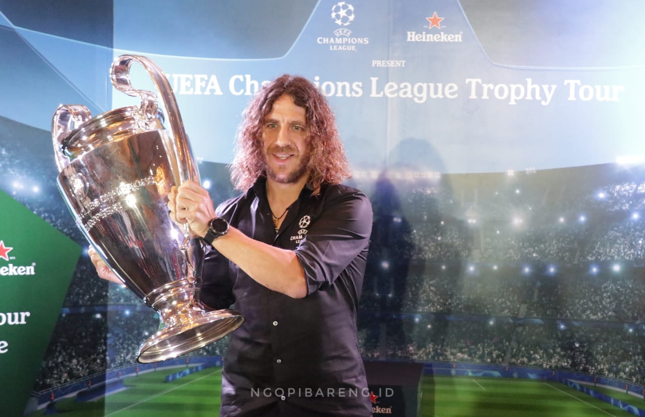 Bintang Barcelona, Carles Puyol saat di Surabaya. (foto: Haris/ngopibareng.id)