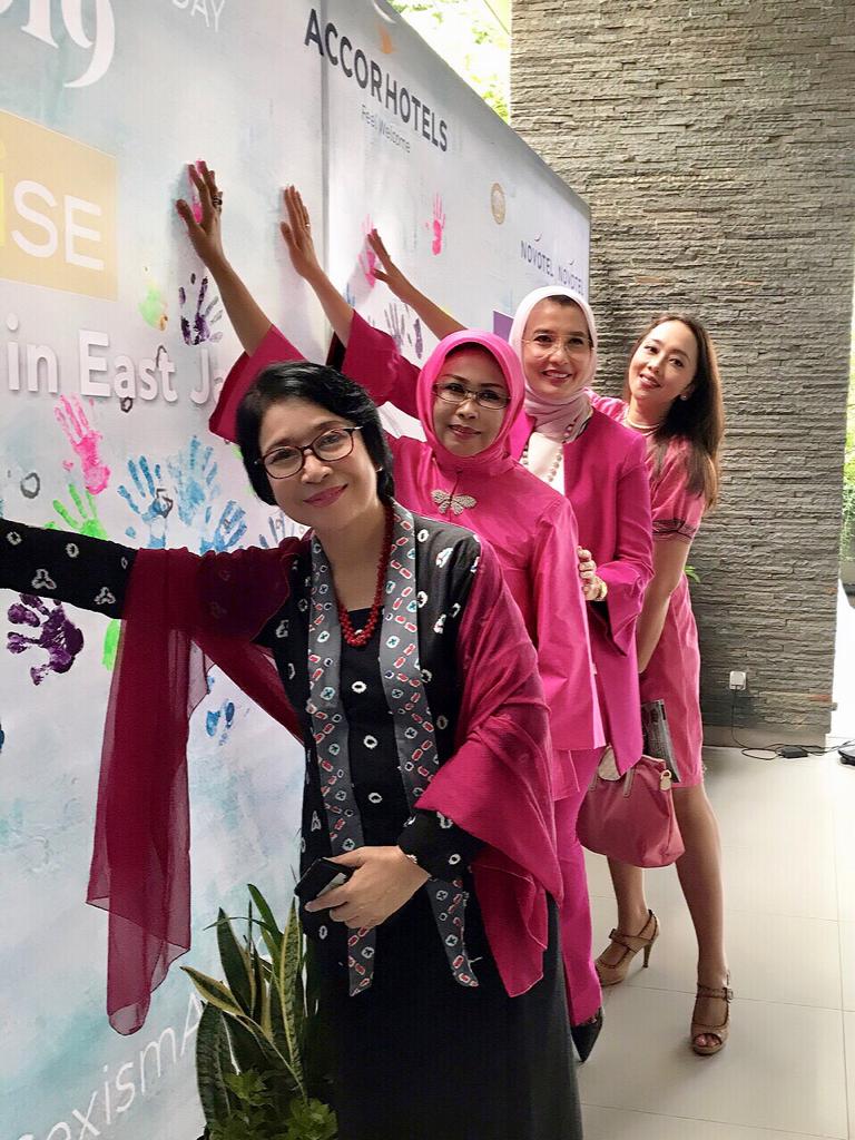 Bersama dalam acara Dare to Dream Big With Think Smart, Work Smart With Self-Confidence, di Hotel Mercure Frand Mirama Surabaya, Senin, 11 Maret 2019. (Foto: istimewa)