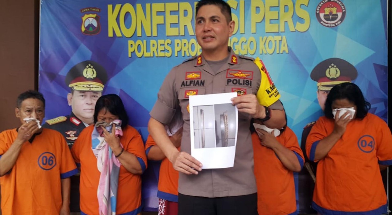 Kapolresta AKBP Alfian Nurrizal (tengah) saat mengekspos lima tersangka pencuri perhiasan emas di Toko Emas Walet. (Foto: Humas Polresta/ngopibareng.id)