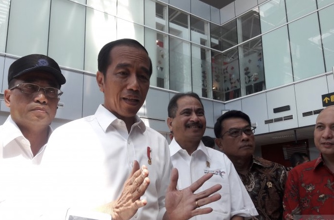 Presiden Joko Widodo (tengah) usai meresmikan terminal baru, Pangkal Pinang, Kamis, 14 Maret 2019. (Foto: Antara)