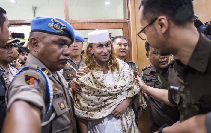 Bahar bin Smith saat menuju ruang sidang perkara penganiayaan terhadap dua remaja. (Foto: dok/antara)