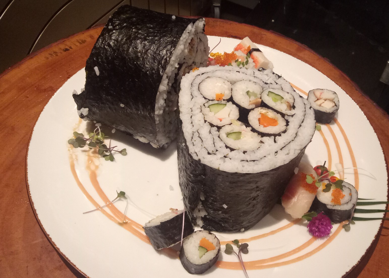 Giant Sushi Maki Hotel Grand Dafam Surabaya. (Foto:Pita/ngopibareng.id)