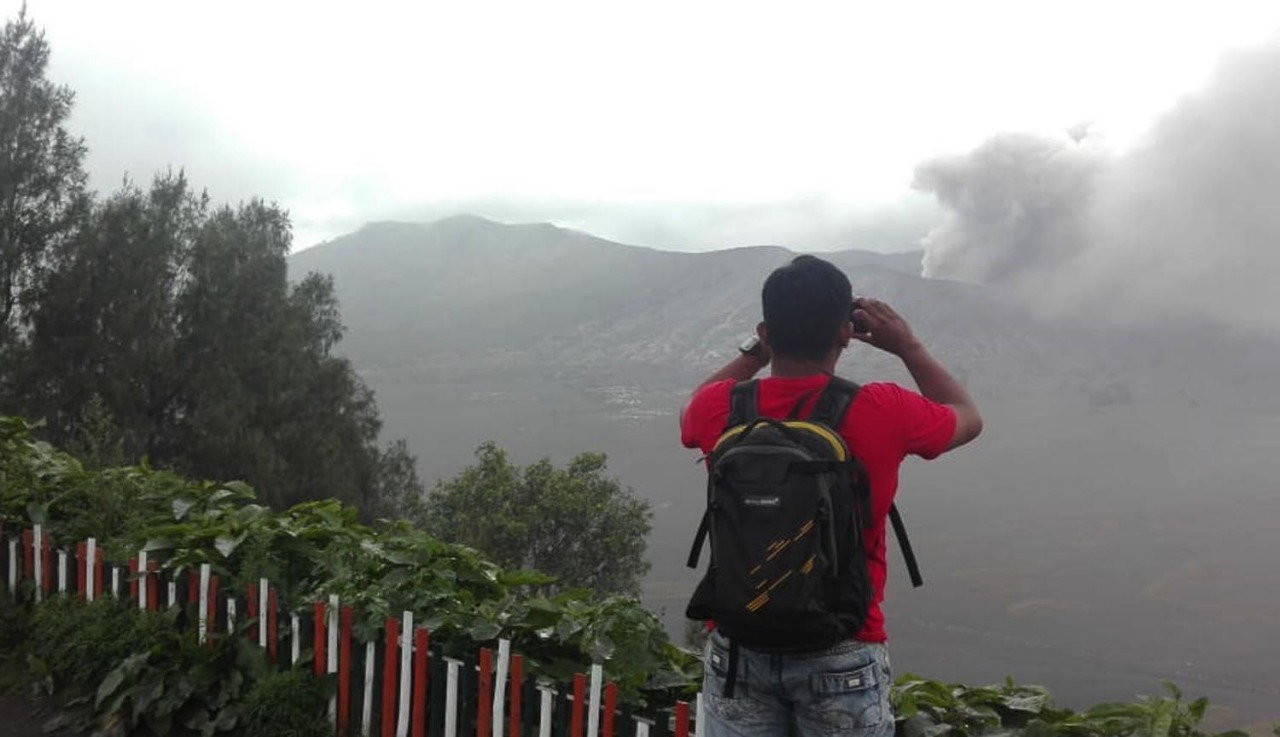 WISATAWAN sedang memandang Lautan Pasir (Kaldera) Gunung Bromo dari kawasan Cemorolawang, Kabupaten Probolinggo. (Foto: Ikhsan/ngopibareng.id).