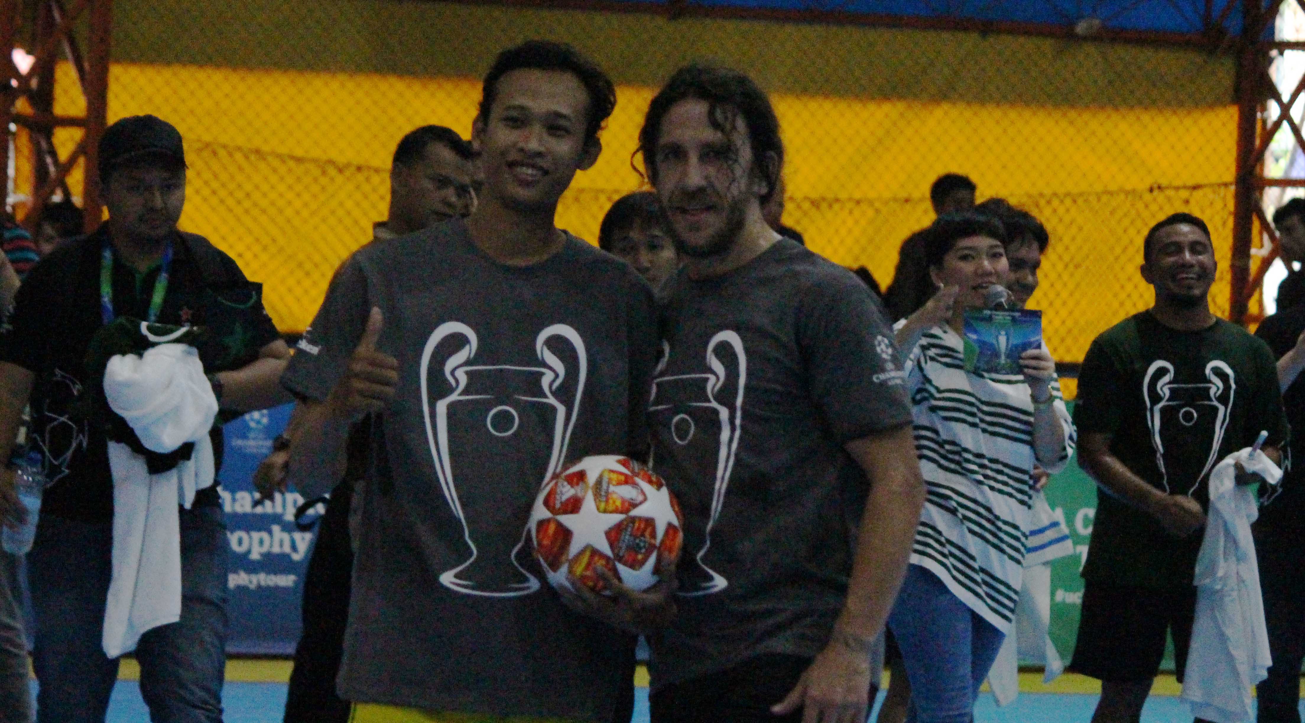 Jurnalis Ngopibareng, Haris Dwi saat foto bareng Puyol. (Foto: ngopibareng.id)