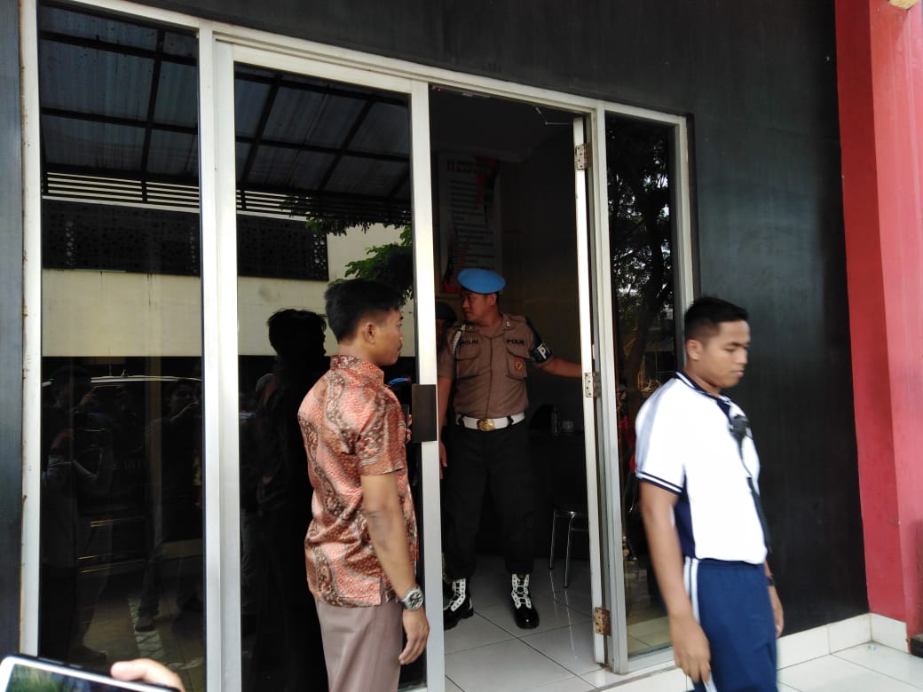 Suasana di depan gedung Subdit Tipikor. (Foto: Alif/ngopibareng.id)