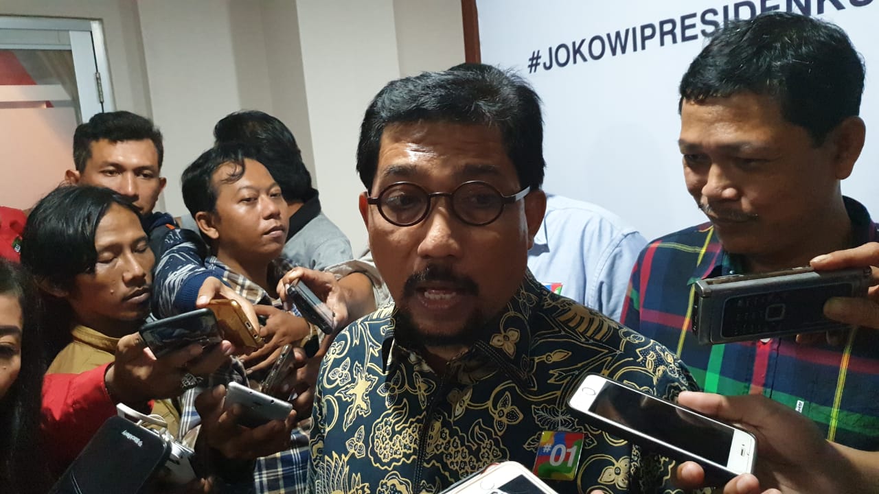 Ketua Tim Kampanye Daerah (TKD) Jawa Timur, Joko Widodo-KH Ma'ruf Amin, Irjen Pol (Purn) saat memberikan keterangan terkait penangkapan Ketua Umum Partai Persatuan Pembangunan (PPP) Romahurmuziy oleh KPK di Surabaya. (Foto: Farid/ngopibareng.id)