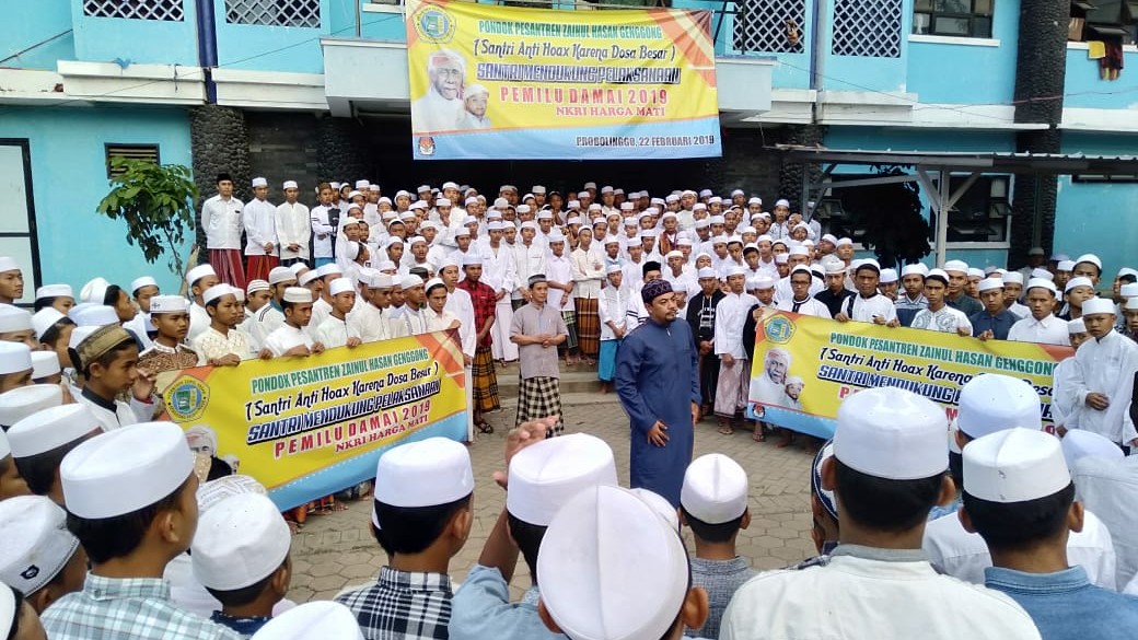 Para santri dan alumni PP Genggong, Probolinggo membacakan maklumat dukungan. (Foto: Ikhsan/ngopibareng.id)